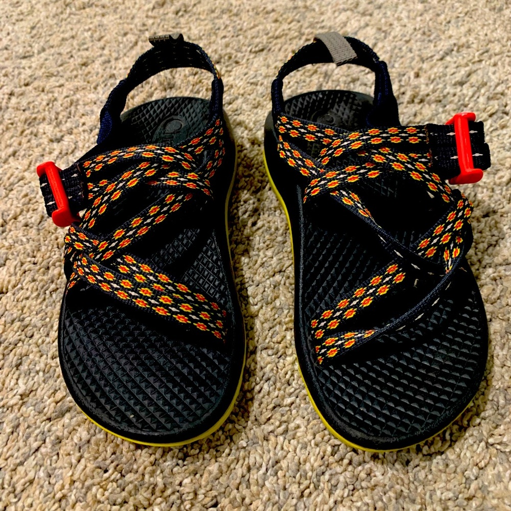 Chaco Girl’s size 11. Great used condition. Perfect summer shoe!!